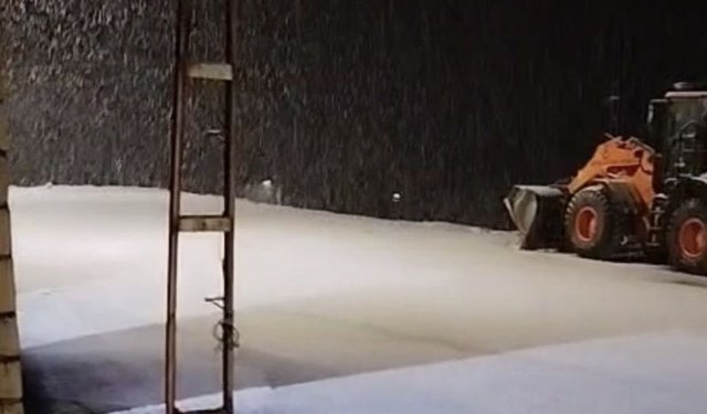 Yaz beklenirken kar geldi! Pütürge’de gece boyu mücadele