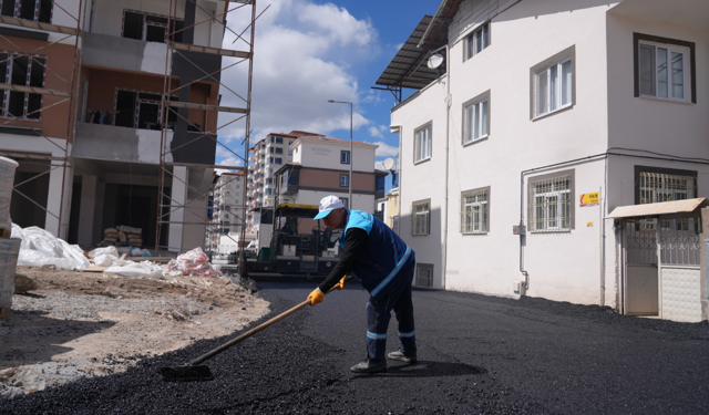 Selçuklu Mahallesi’nde sıcak asfalt serimi yapıldı