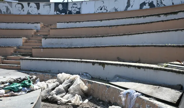 Alkış seslerinin yerini çöpler mi alacak! Amfi Tiyatro kaderine terk edildi