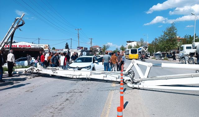 Battalgazi'de facianın eşiğinden dönüldü! Beton pompası caddeye devrildi