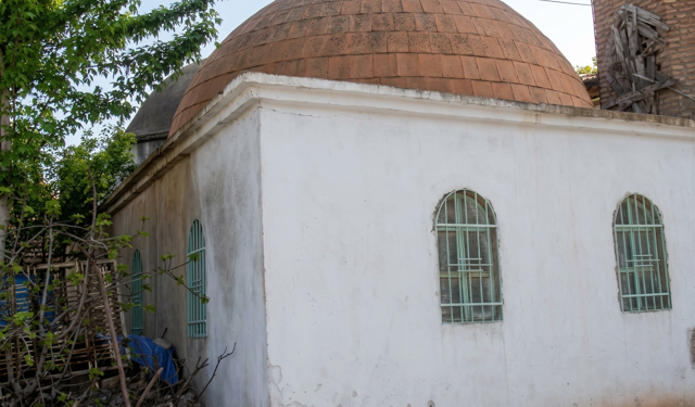 Kellesini koltukaltına alıp yürüyen Malatyalı! Kim bu uç beyi?