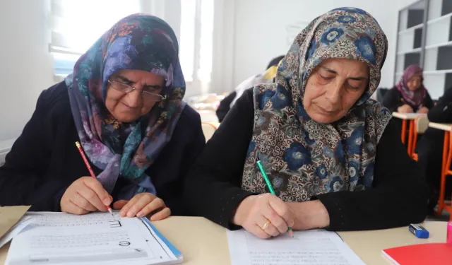 Karnesini okuyamadıkları çocuklarının gururu oldular!