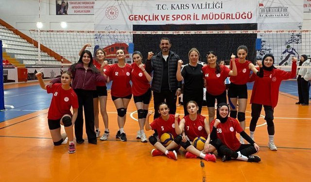 Kars’ta Malatya Rüzgarı! 44 Ruhu Esti, Filenin Kraliçeleri Kupayı Söküp Aldı