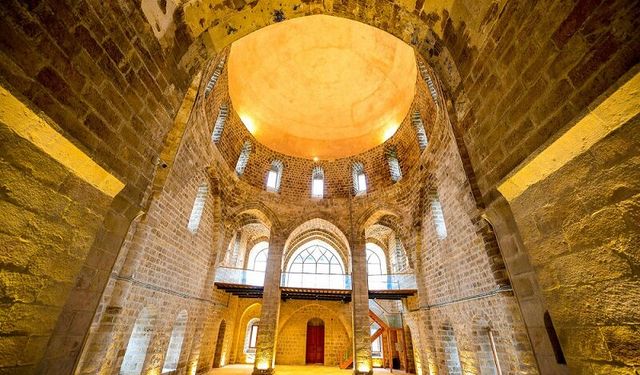 Malatya'nın göbeğinde 131 yıllık yapı: Kubbedeki 'El ele tutuşan kadınlar' kim?