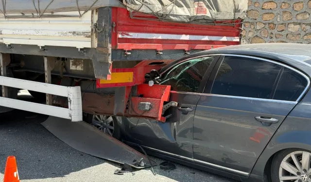 Otomobil TIR’ın altına girdi, sürücü mucize eseri kurtuldu