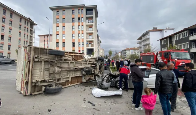 Yeşilyurt’ta otomobil kamyoneti devirdi! 1 yaralı