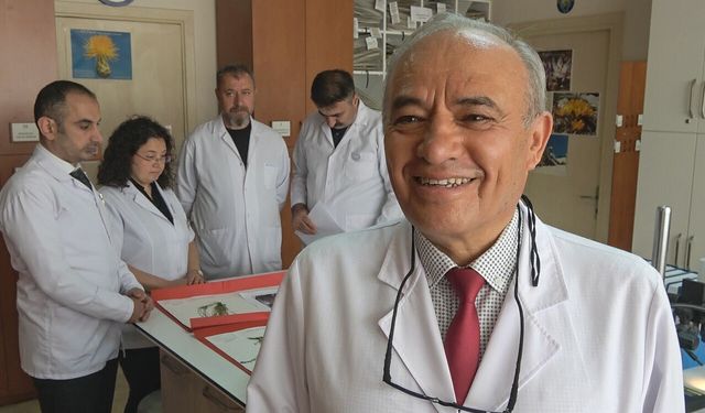Türk profesörden eşine büyük jest: Keşfettiği çiçeğe onun adını verdi!