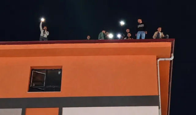 Bostanbaşı TOKİ şantiyesinde, maaşlarını alamayan işçiler çatıya çıktı!