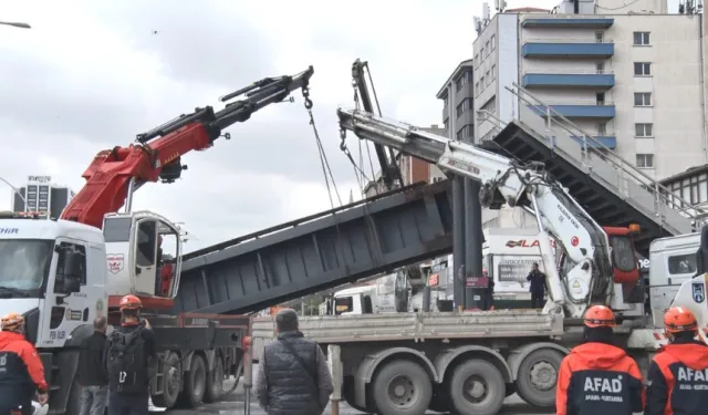 Damperi açık kamyon faciaya neden oldu: Üst geçit çöktü, 3 yaralı