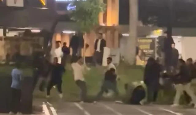 Elazığ Cumhuriyet Meydanı'nda kavga: Tekme ve yumruklar havada uçuştu!