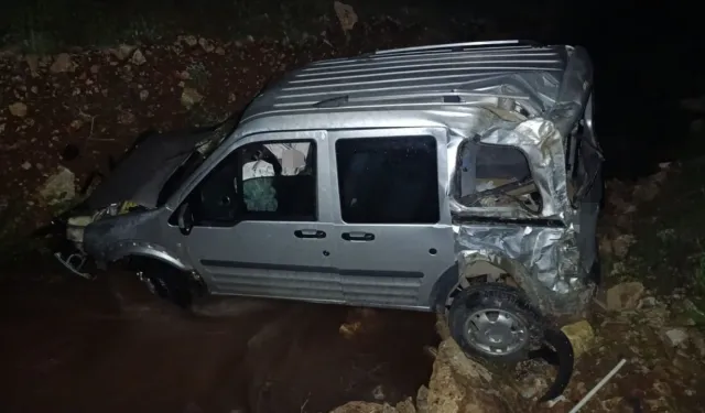 Kontrolden çıkan hafif ticari araç dereye uçtu: Sürücü yaralı!