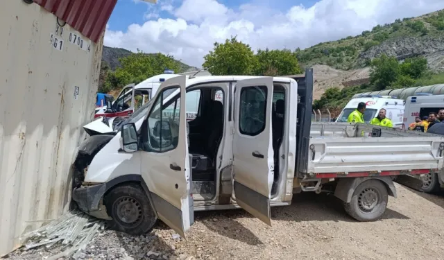 Malatya'da kamyonet şantiye girdi: 3 yaralı