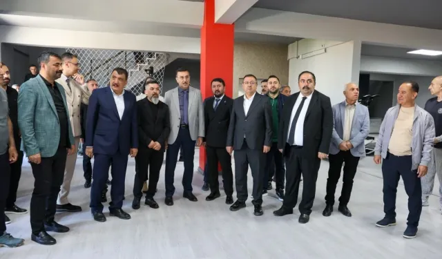 Masa başka, makas başka: Malatya siyasetinin ironik tablosu