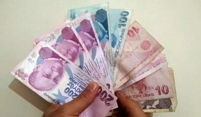 Memur maaşları nisan da "eksiye" düştü