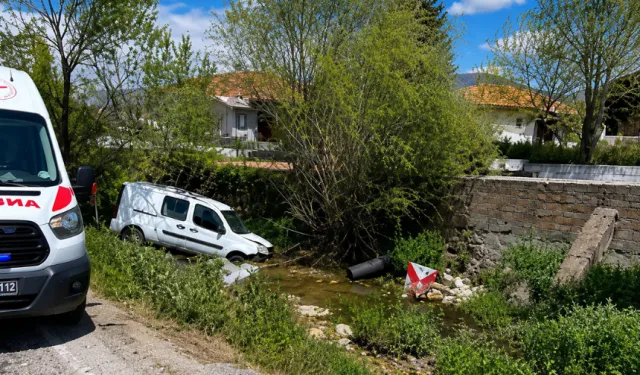 Sürgü’de araç yoldan çıktı: 2 yaralı