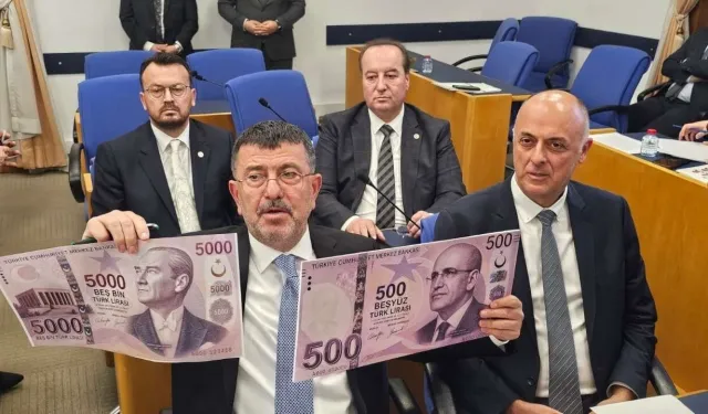 Veli Ağbaba’dan Mecliste 5 bin TL’lik banknotlu protesto!