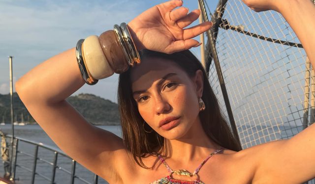 Ekranlara Veda Eden Demet Özdemir Yorgunluğunu Mavi Sularda Atıyor