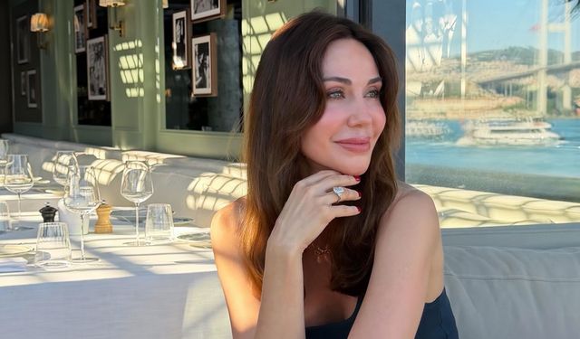 Demet Şener'in Makyajsız ve Filtresiz Tatil Pozları Olay Oldu! 49 Yaşındaki Ünlü Manken Yıllara Nasıl Meydan Okudu?
