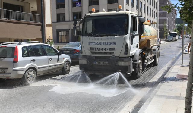 Depremin izleri siliniyor: Akpınar Çarşısı ticarete hazırlanıyor!