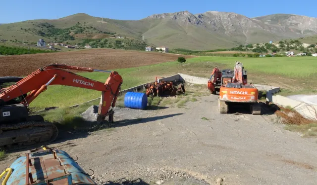 Gasp edildiğini iddia ettikleri 40 milyonluk iş makinelerini dağın başında buldular
