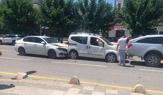 Malatya Çilesiz’de aynı sokakta aynı anda iki ayrı trafik kazası