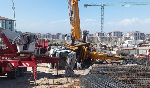 Malatya’da korkutan kaza: Huzurevi inşaatında vinçli kamyon yan yattı!