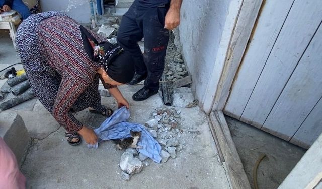 Malatya'da zamana karşı yarış! Betonu kırıp boruyu kestiler