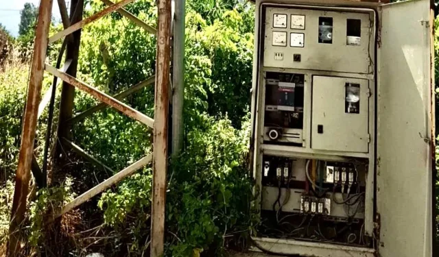Okul yolunda faciaya davetiye! Elektrik panoları aylardır açık bekliyor