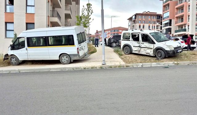 Yeşilyurt’ta sabah kâbusu: Servis minibüsü ile otomobil çarpıştı! Yaralılar var