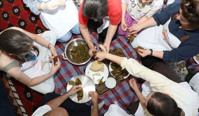 13 farklı ülkeden Malatya’ya geldiler: Mutfakta önlük takıp kiraz yaprağı sarması sardılar!