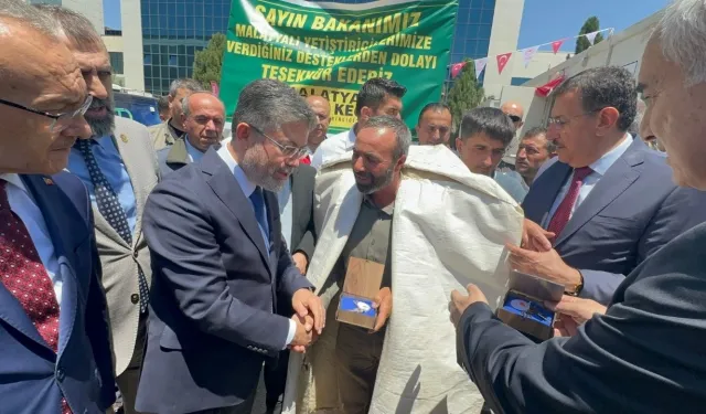 Bakan, Malatya'da çoban evi konteynerlerinin anahtarlarını teslim etti
