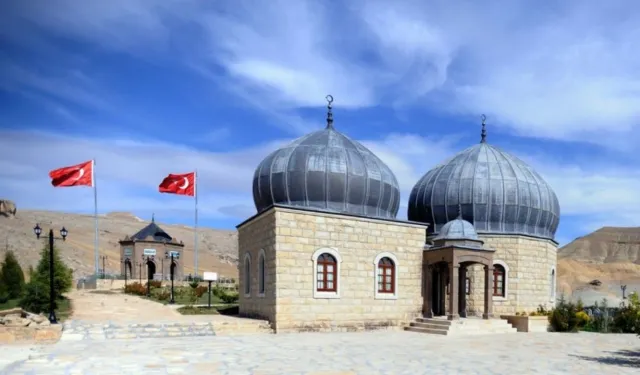 Darende’deki bu türbe Kerbela’yı hatırlatıyor! İşte arkasındaki mimari sır