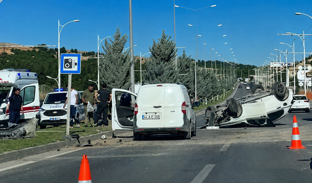 Malatya-Elazığ kara yolunda kontrolden çıkan araç devrildi: Sürücü savruldu!