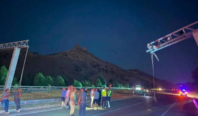 Malatya yolunda Mobese direği devrildi, yol trafiğe kapandı