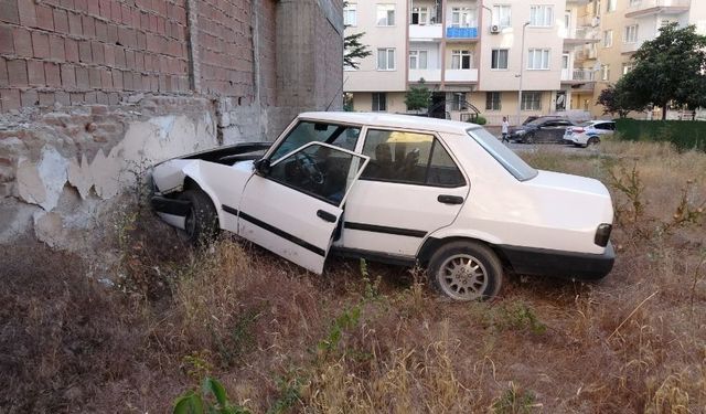 Malatya’da duvara çarpan otomobilin sürücüsü kayıplara karıştı