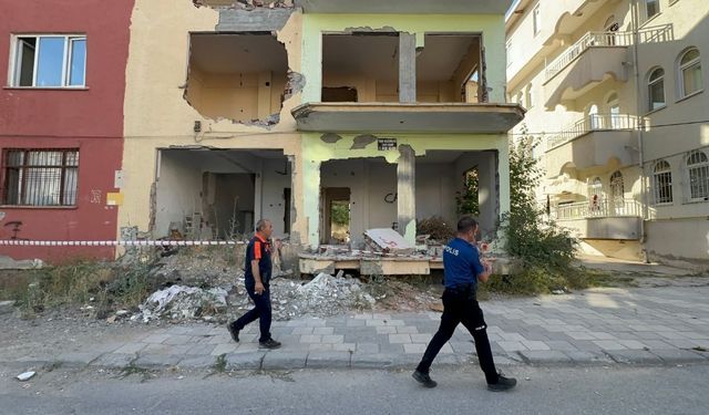 Malatya’da korkutan 5.0'lik deprem: Ağır hasarlı binanın duvarı yıkıldı