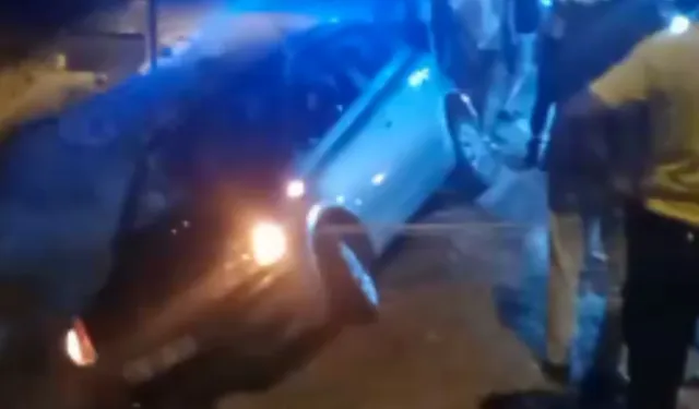 Yeşilyurt’ta itfaiye ekipleri aracı kanala düşmekten kurtardı