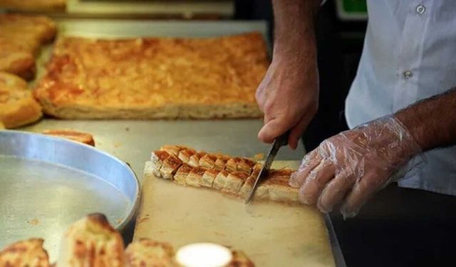 Börek bu şekilde pişirildiğinde çıtır çıtır oluyor! Ustaların lezzet sırrı açığa çıktı