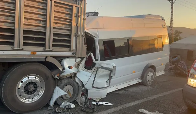 Malatya'da tarım işçilerini taşıyan minibüs kazasında son gelişme: 3’ü ağır 19 yaralı!