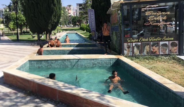 Malatya'da çocuklar elektrik riskine rağmen süs havuzlarında serinliyor