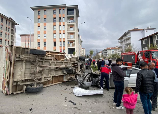 Yeşilyurt’ta otomobil kamyoneti devirdi! 1 yaralı