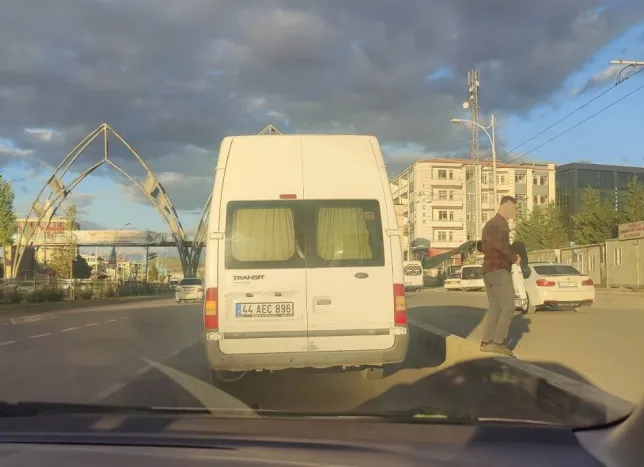 Malatya Çevreyolu’nda minibüs terörü: Kuralları hiçe saydı, faciaya davetiye çıkardı!