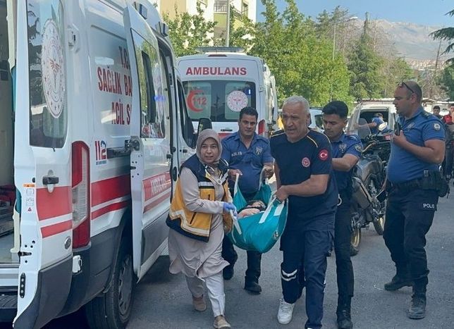 Malatya'da cinnet geçiren şahıs ailesini silahla yaraladı