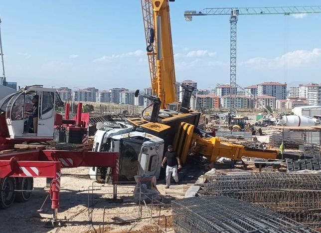 Malatya’da korkutan kaza: Huzurevi inşaatında vinçli kamyon yan yattı!