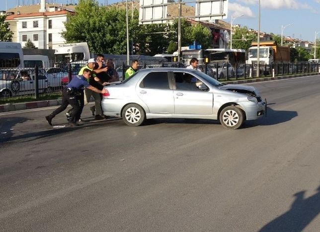 Malatya’da 6 araç birbirine girdi: Zincirleme kazada 3’ü çocuk 4 yaralı