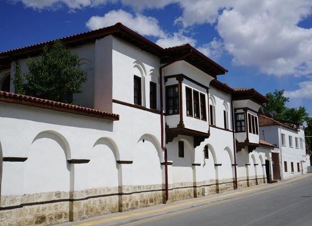 Eski Malatya’nın ilk mektebiydi: Şimdi içinde üç kuşak birlikte yaşıyor!