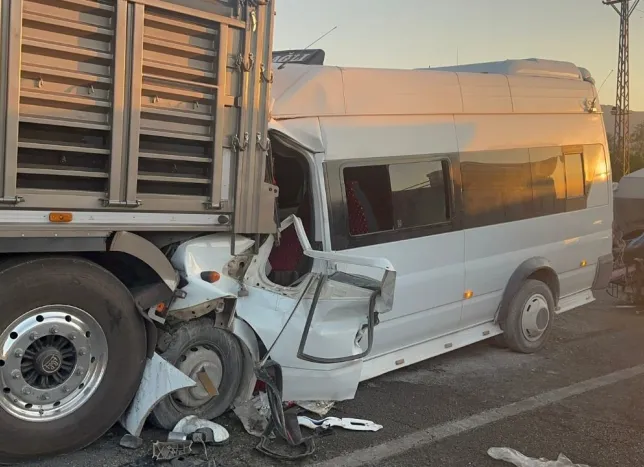 Malatya'da tarım işçilerini taşıyan minibüs kazasında son gelişme: 3’ü ağır 19 yaralı!