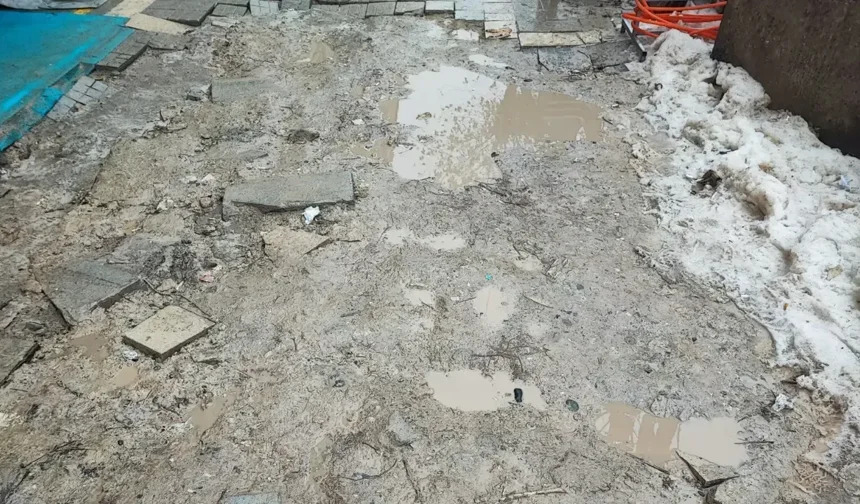 Fuzuli Caddesi’nde son durum | Vatandaş çamurla boğuşuyor; esnaf rızkını arıyor