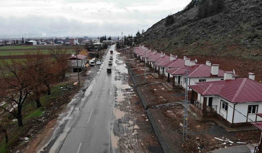 Depremzedelere yeni yuva! Kahramanmaraş’ta köy konutlarının anahtarları teslim edildi