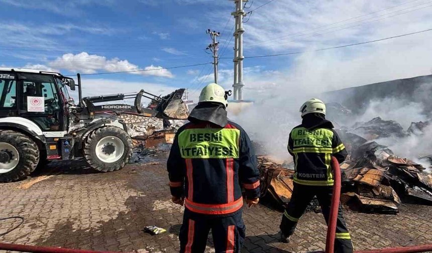 Besni OSB’de tütün fabrikasında yangın! binlerce ürün kül oldu